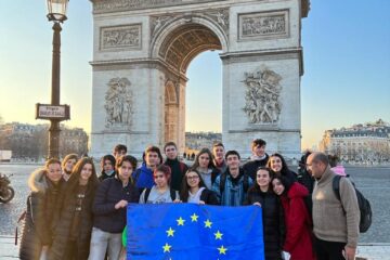El alumnado de francés del  IES Severo Ochoa celebrando en enero el día de la UE en París