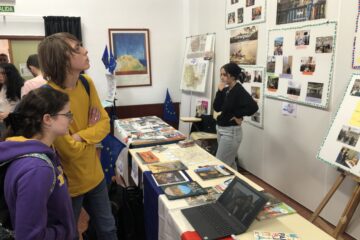 El departamento de francés colabora en la Feria de la Unión Europea